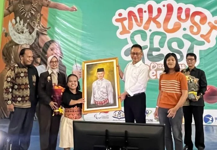 INKLUSIF FEST - Wali Kota Pontianak Edi Rusdi Kamtono menerima lukisan dirinya yang dibuat oleh warga disabilitas di ajang Inklusi Fest 2025.