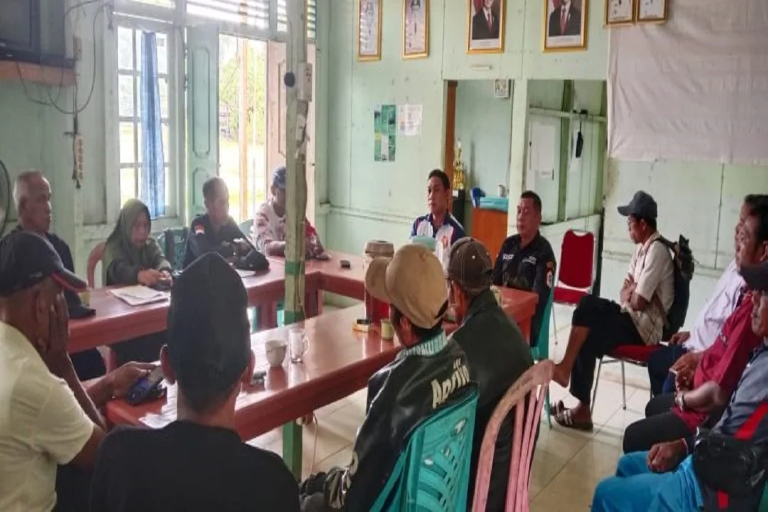 Rakor bahas keresahan warga terhadap keberadaan Warung Remang-Remang di Pengkadan. | Kafe Remang-Remang Resahkan Warga Buak Limbang: Pemerintah Desa Ambil Sikap Tegas Penutupan Permanen. (FOTO: ISTIMEWA)