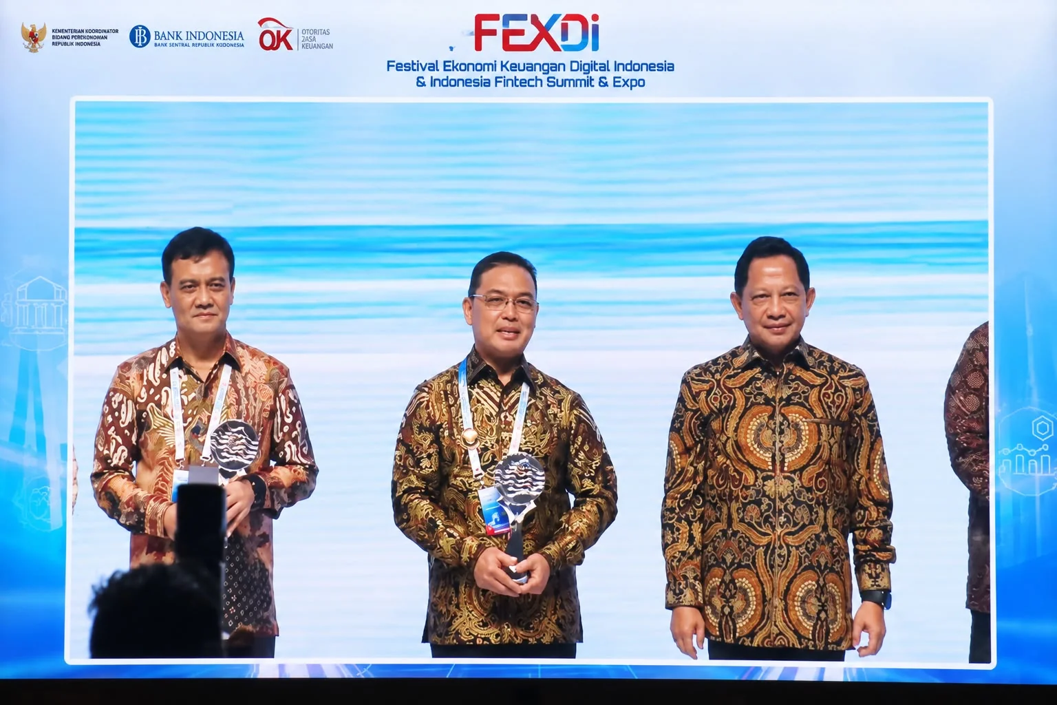 Gubernur Ria Norsan saat menerima pengharaan penghargaan TPID Provinsi Berkinerja Terbaik 2026 yang diterima Pemprov Kalbar dalam ajang TPID Awards 2026, Jakarta, Kamis (24/9/2026).