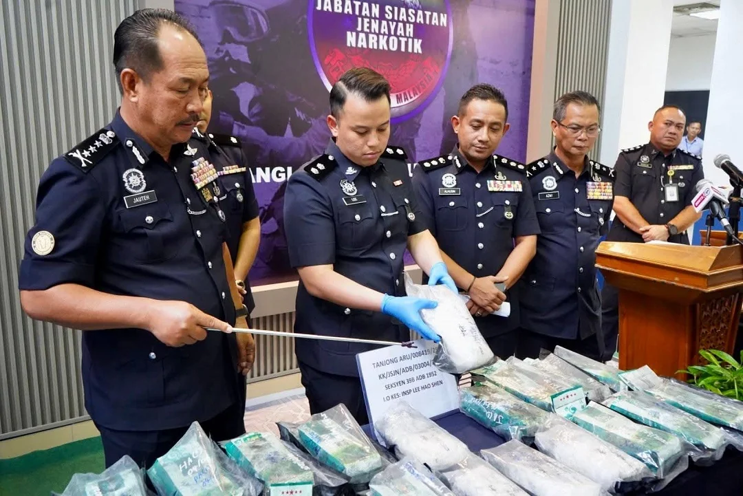 Operasi Narkotika: Polisi Bekuk Sindikat Narkoba dengan Barang Bukti Senilai Rp15 Miliar. (FOTO: PDRM)