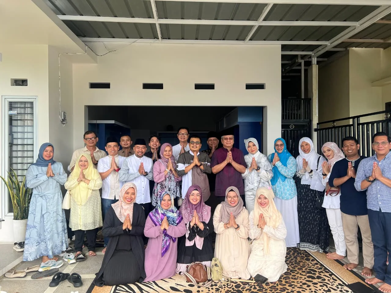 FOTO BERSAMA - Ketua MD Kahmi Kota Pontianak Isnadi bersama Ketua MW Kahmi Kalbar Harisson turut berfoto bersama saat Syawalan 1447 Hijriah.