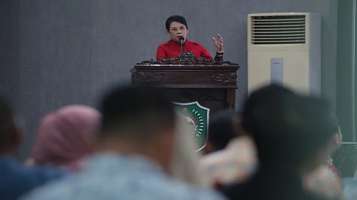 SAMBUTAN - Wali Kota Singkawang Tjhai Chui Mie saat membuka public hearing penyusunan Rancangan Peraturan Daerah (Raperda) tentang Pengelolaan Barang Milik Daerah (BMD) yang digelar Badan Pengelola Keuangan dan Aset Daerah (BPKAD) di Ruang Balairung Kanto
