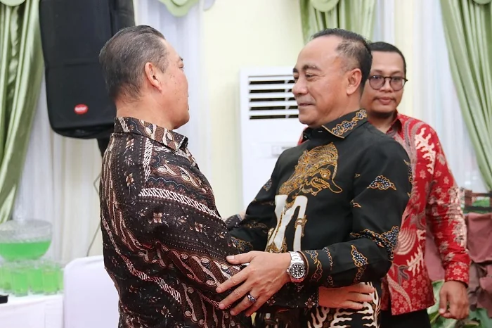 PELUKAN - Momen hangat Gubernur Kalimantan Barat Ria Norsan saat berpelukan bersama Wakil Gubernur Kalimantan Barat Krisantus Kurniawan pada momen open house natal 2025 di kediaman dinas Wagub Kalbar, Kamis (25/12/2025)