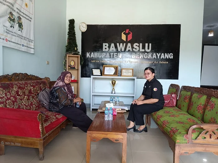 KOLABORASI - Anggota Bawaslu Bengkayang Magrina saat ,berkoordinasi dengan Anggota KPU Bengkayang Lindawati periode 2018-2023