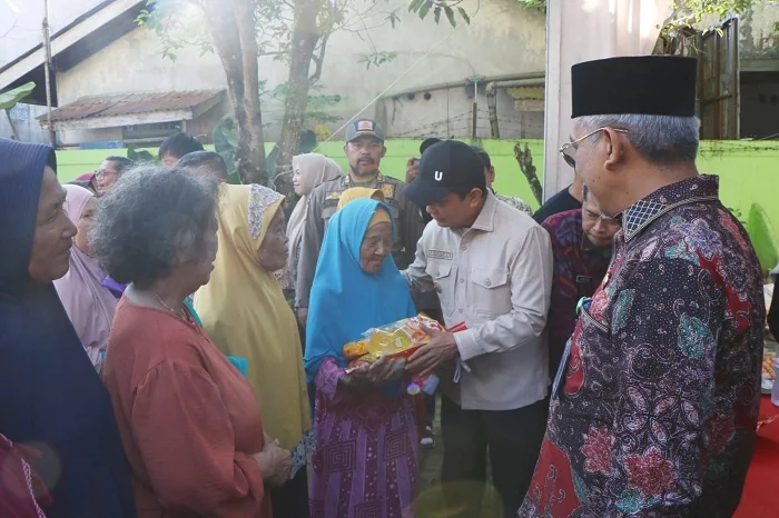 PASAR MURAH - Wakil Wali Kota Pontianak Bahasan menyerahkan secara simbolis paket sembako di Operasi Pasar Murah di Halaman Kantor Camat Pontianak Utara