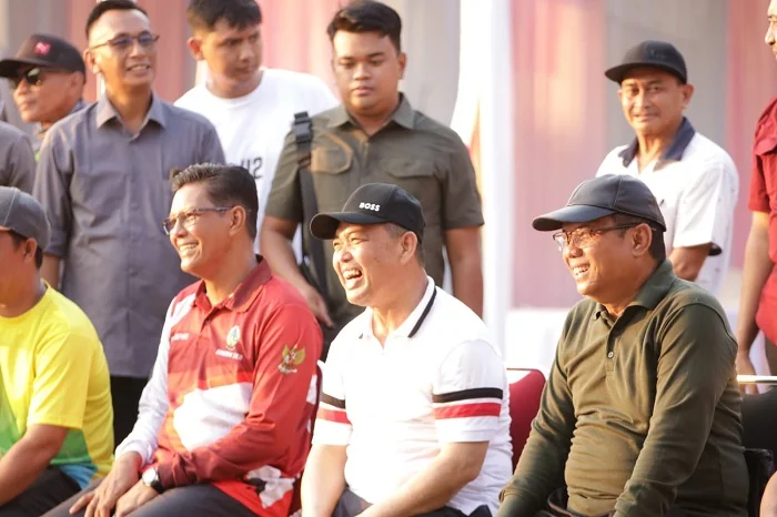 TERTAWA - Gubernur Kalimantan Barat Ria Norsa tertawa saat saksikan keseruan perlombaan rakyat pada kegiatan Gema Membangun Desa di Kecamatan Teluk Batang, Kayong Utara Sabtu (1/8/2026)