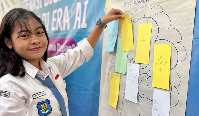 ANTUSIAS - Satu di antara peserta Literasi Digital tampak antusias mengikuti rangkaian agenda pelatihan Literasi Digital yang digelar Fojekha dan Indosat di SMAN 1 Pontianak pada Kamis (6/11/2025.