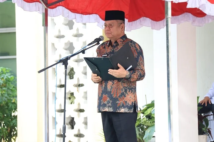 INSPEKTUR UPACARA - Sekda Kalbar saat Harisson bertindak sebagai inspektur upacara pada peringatan Hari Amal Bakti (HAB) ke-80 Kementerian Agama Republik Indonesia yang digelar di halaman Kantor Wilayah Kementerian Agama Provinsi Kalimantan Barat, Sabtu (