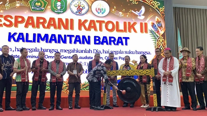 Asisten Perekonomian dan Pembangunan Sekretariat Daerah Provinsi Kalbar, Heronimus Hero, saat membuka Pesta Paduan Suara Gerejani (PESPARANI) Katolik Kalimantan Barat di Aula Gedung Pasifikus Lantai 3, Pontianak, Jumat (16/10/2026)