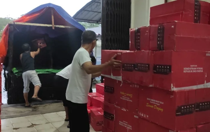 Bantuan Logistik Korban Bencana Alam Kabupaten Melawi, Kalimantan Barat (Foto Dinsos Pemprov Kalbar).