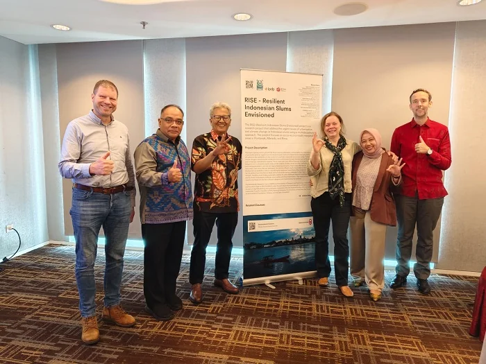 FOTO BERSAMA - Kepala Bidang Riset dan Inovasi BAPPERIDA Pontianak, Eko Prihanono (batik biru) berfoto bersama tim peneliti program RISE usai diskusi di Hotel JS Luwansa, Jakarta Selatan, Rabu (25/2/2026). IST