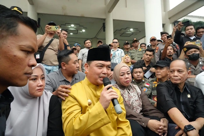 Gubernur Ria Norsan saat temui demonstran di Halaman Kantor DPRD Provinsi Kalimantan Barat, Jumat (23/10/2026)