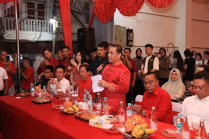 IMLEK - Gubernur Kalbar Ria Norsan dan Wakil Gubernur Kalbar Krisantus Kurniawan menghadiri perayaan malam Tahun Baru Imlek 2577 Kongzili/2026 yang digelar Perkumpulan Hong Long Sie Ke/Marga Yo di Gedung Perkumpulan Marga Yo, Jalan Gajah Mada No. 21 Ponti