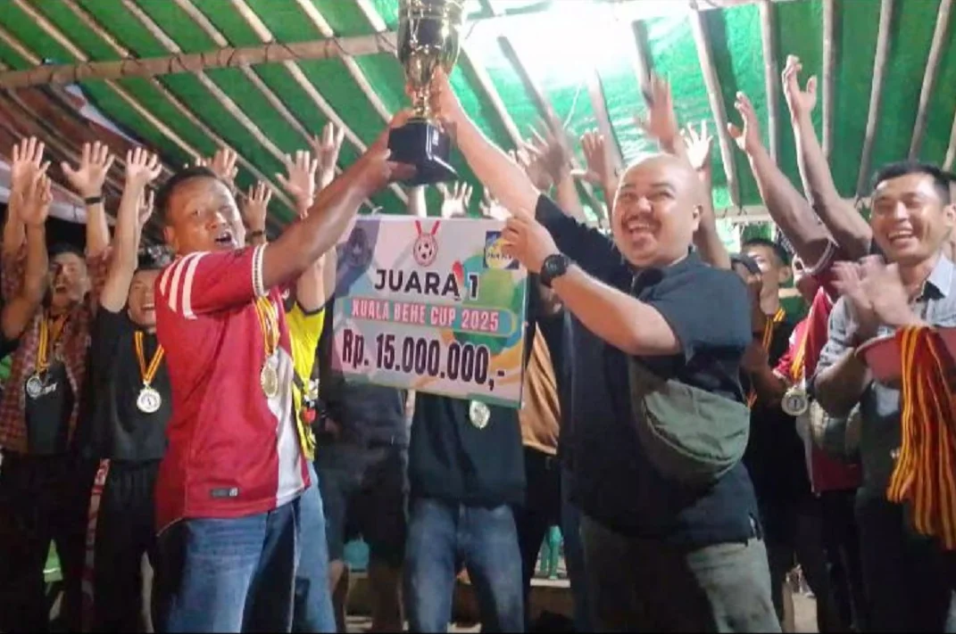 Pesta Rakyat di Landak: Turnamen Sepak Bola HUT RI ke-80 Kuala Behe Ditutup Meriah, Aook FC Raih Juara. (FOTO: HENDRI MARCELLENO)