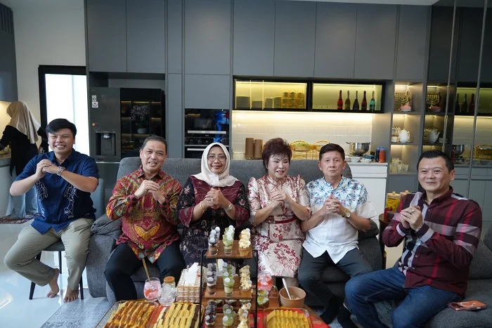 IMLEK - Gubernur Kalbar Ria Norsan bersama sang istri Erlina saat berkunjung ke sejumlah tokoh masyarakat yang merayakan Imlek di Mempawah dan Kota Pontianak.