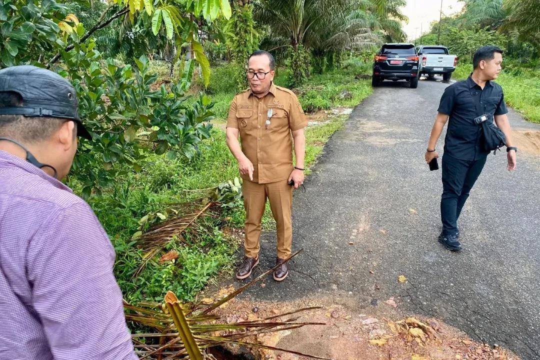Bupati Sujiwo tinjau jalan Mega Timur - Kuala Mandor B. | Tegaskan Keadilan Pembangunan, Kubu Raya Batasi Tonase Jalan Mega Timur Maksimal 6 Ton. (FOTO: PROKOPIM)