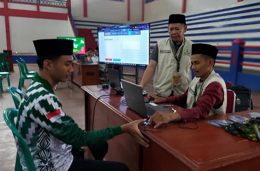 Para peserta MTQ XXXIII tingkat Kalbar dari berbagai Kabupaten/Kota lakukan registrasi, Sabtu pagi (13/9/25) | Persiapan MTQ di Kapuas Hulu Hampir Selesai, H-1 Dijadwalkan Siap 100%. (FOTO: ANWAR)