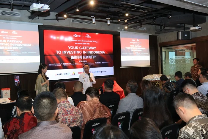 PAPARAN - Wakil Gubernur Kalimantan Barat, Krisantus Kurniawan saat paparan dalam forum Your Gateway To Investing In Indonesia yang digelar di vOffice Indonesia HQ Centennial Tower Lantai 29 Jalan Gatot Subroto Kav. 23, Jakarta, Selasa (13/1/2026).