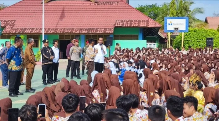 Presiden RI Joko Widodo mengunjungi dan menyapa siswa SMKN 1 Tanah Grogot, Kabupaten Paser, Kalimantan Timur, Kamis (26/9/2024). ANTARA/Mentari Dwi Gayati.