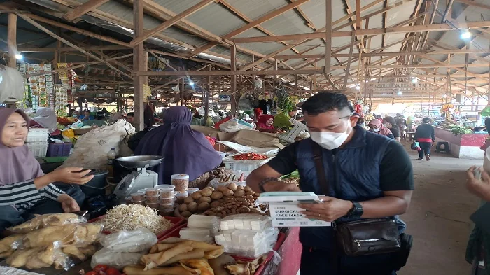 MASKER - Anggota AJK membagikan masker ke pedagang di Pasar Melati Ketapang