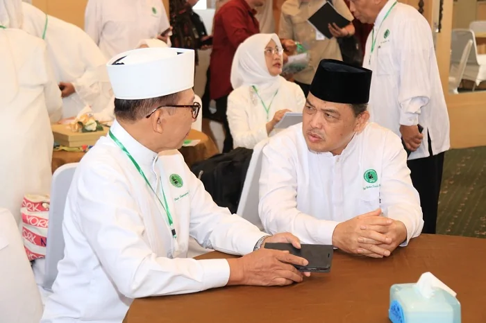 BINCANG - Ketua PW Ikatan Persaudaraan Haji Indonesia (IPHI) Kalbar sekaligus Gubernur Kalbar Ria Norsan saat berbincang dengan pengurus IPHI pada menghadiri Rapat Kerja Nasional (Rakernas) IPHI Tahun 2026 di The CEO Building, Cilandak Executive Office, J