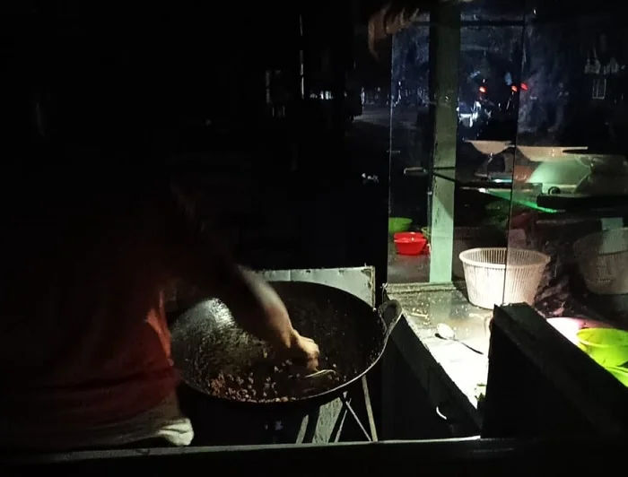 LISTRIK PADAM - Pedagang Nasi Goreng di Kawasan Jalan Ampera tetap melayani pembeli saat pemadaman listrik yang terjadi massal pada Kamis (2/7/2026) Malam.