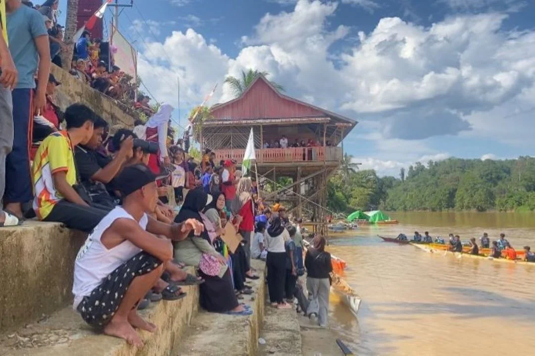 Rayder Cup ke-3 Resmi Dibuka di Landak: 24 Tim Dayung Adu Cepat Lestarikan Tradisi Sampan Bidar se-Kalbar. (FOTO: HENDRI PONTV)