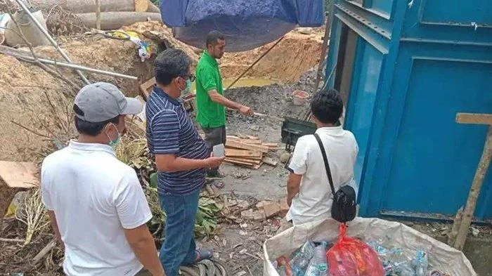 Wali Kota Bontang, Basri Rase saat meninjau alat baru pengelolaan sampah menjadi batako di TPA Bontang Lestari (Tribun Kaltim)