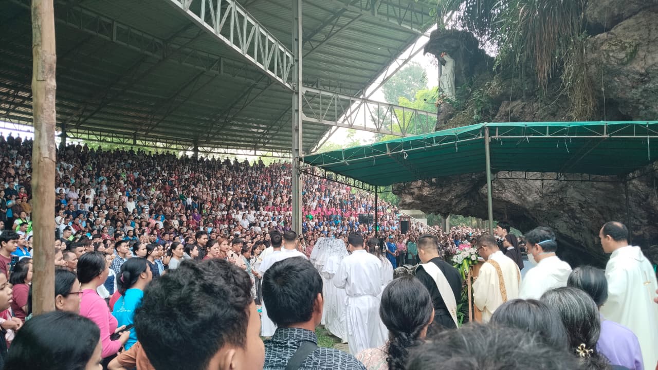 Ribuan Umat Katolik Padati Pusat Kerohanian Karmel Bandol, Ziarah Bulan Rosario Ditutup dengan Perayaan Ekaristi