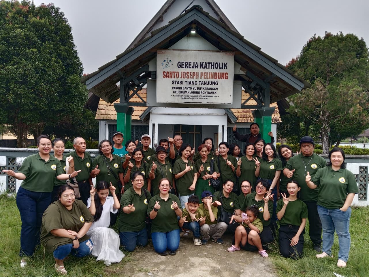 Para Umat Lingkungan Santo Rufinus selesai dari Pusat Kerohanian Bandol mengunjungi Gereja Katolik Santo Yusuf Pelindung Tiang Tanjung. Minggu 25 Oktober 2026.