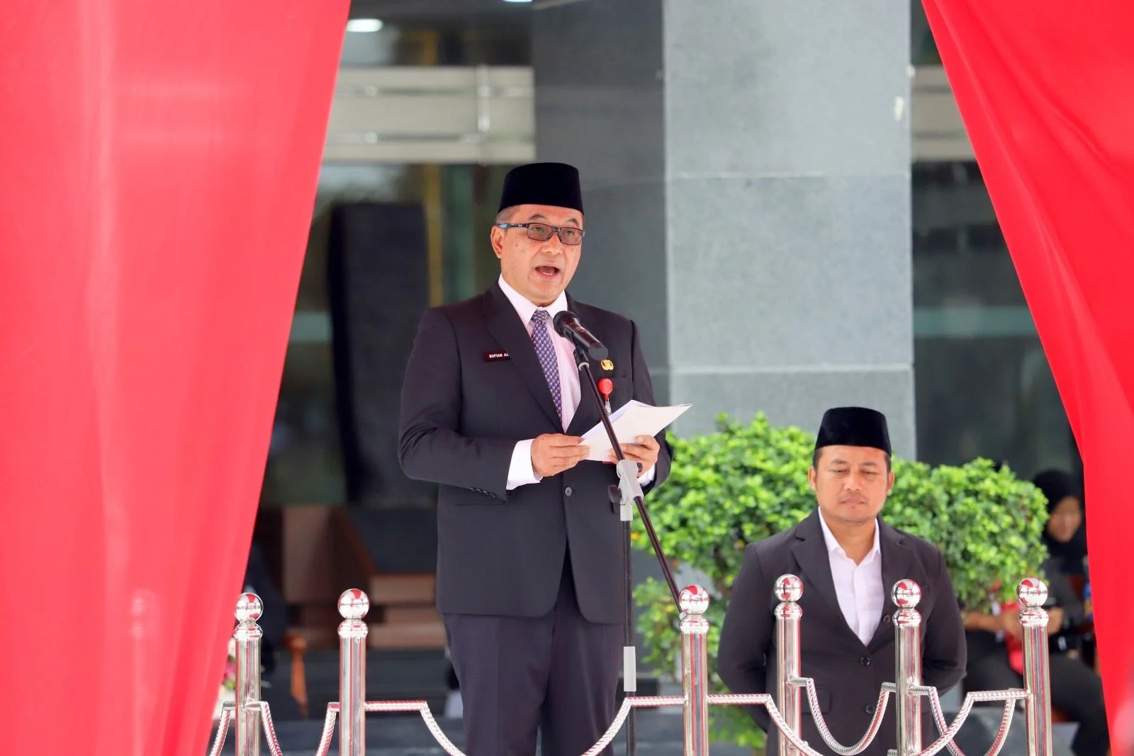 Kepala Kesbangpol Kaltim saat memimpin upacara bela negara ke-76 (Pemprov Kaltim)