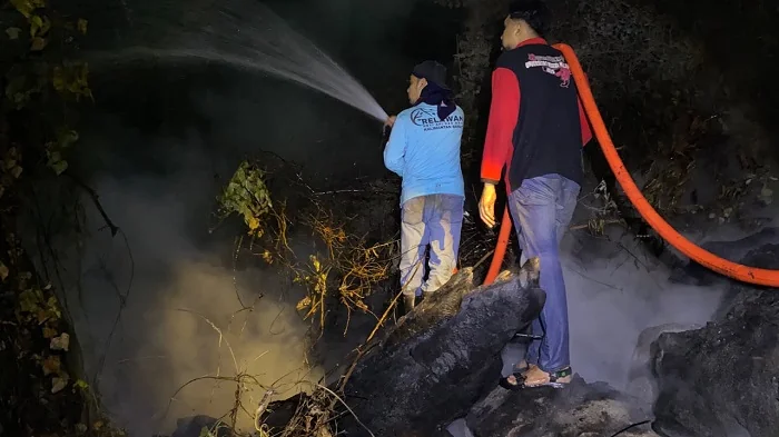 BERJIBAKU - Para Relawan yang tergabung dalam Tim Anti Api dan Anti Asap Kayong Utara saat berjibaku menahan kebakaran hutan di di kawasan Gunung Peramas, Kabupaten Kayong Utara
