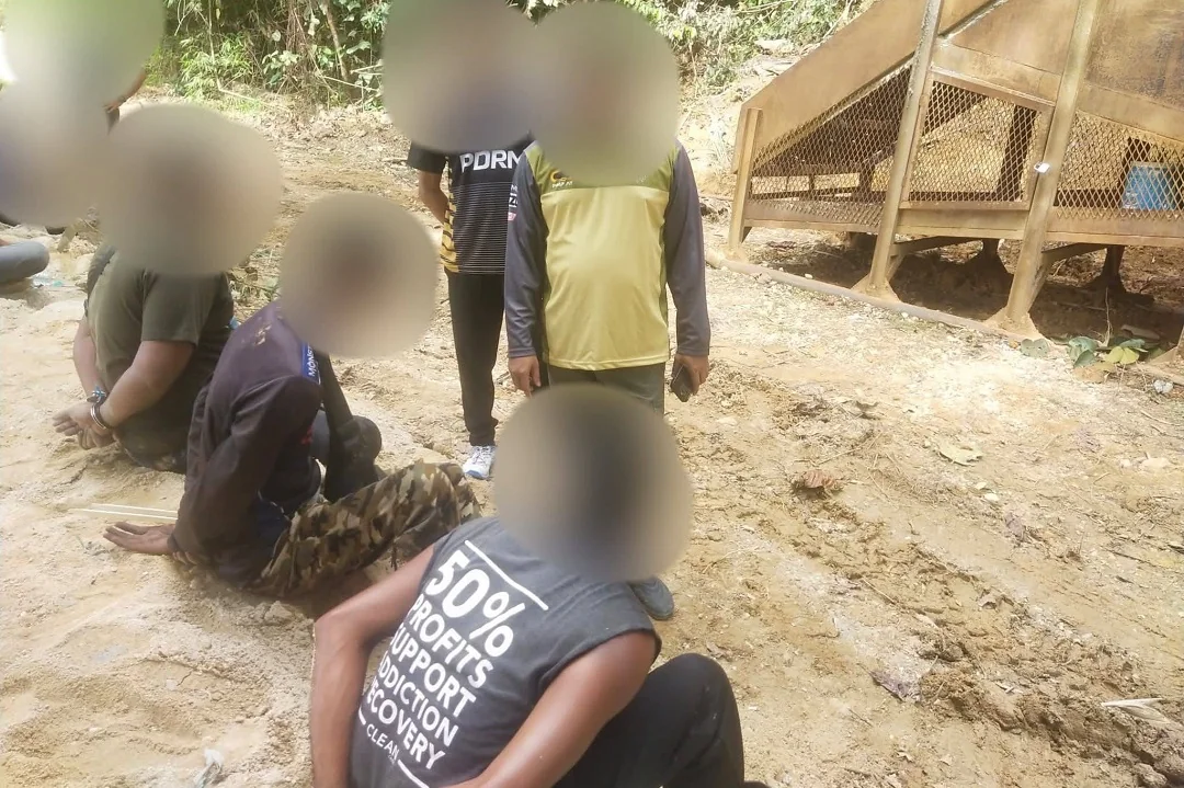 Menambang Emas Ilegal di Malaysia, Tiga WNI Ditangkap PDRM Jeli Bersama Alat Berat. (FOTO: PDRM)