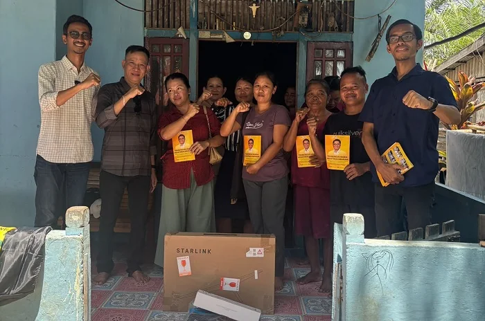 PENYERAHAN BANTUAN -Anggota Komisi XIII DPR RI Fraksi Partai Golkar, Franciscus Maria Agustinus Sibarani, memberikan bantuan satu unit perangkat internet satelit Starlink untuk warga setempat. Bantuan diserahkan melalui tim perwakilan dan diterima langsun