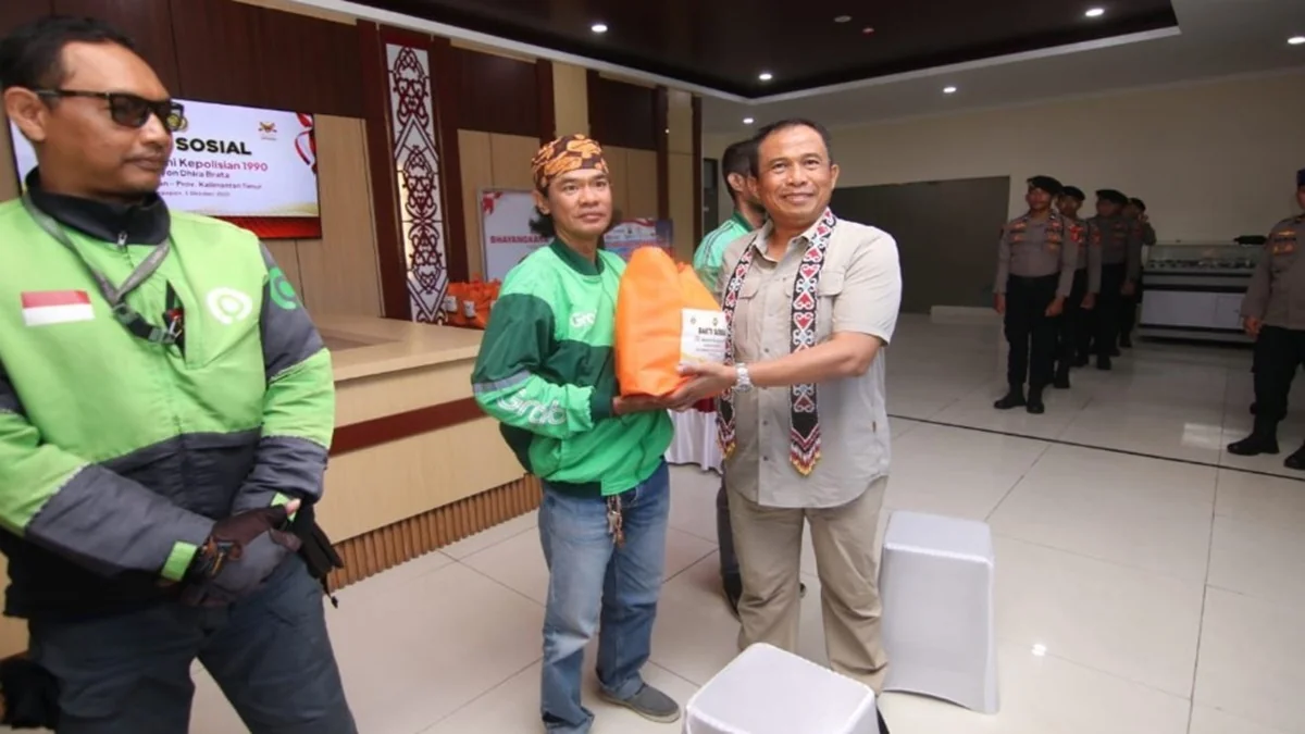 Alumni Akpol 1990 Batalyon Dhira Brata menggelar bakti sosial di Balikpapan dengan menyalurkan 3.000 paket bantuan. Foto: Divisi Humas Polri