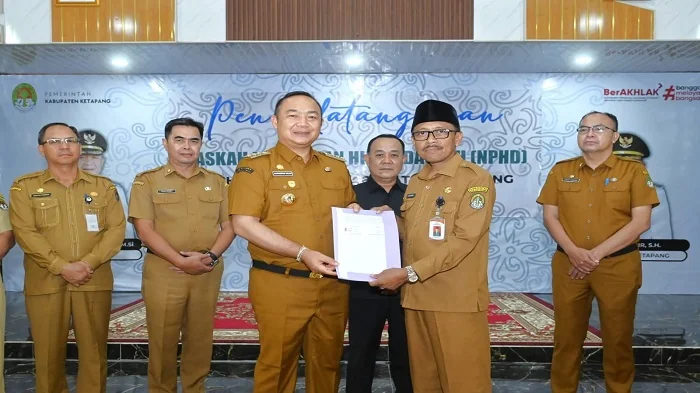 Bupati Ketapang, Alexander Wilyo usai menandatangani naskah perjanjian hibah daerah