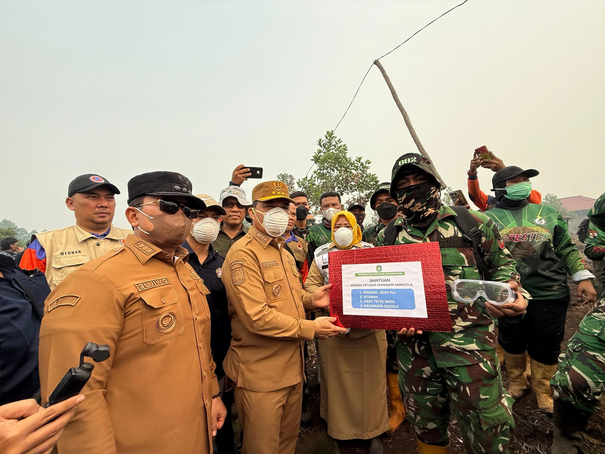 SERAHKAN - Gubernur Kalimantan Barat Ria Norsan menyerahkan berbagai bantuan untuk untuk petugas pemadam kebakaran yang berada di lapangan menangani kebakaran hutan dan lahan (karhutla) di Kabupaten Kubu Raya, Selasa (1/9/2026).