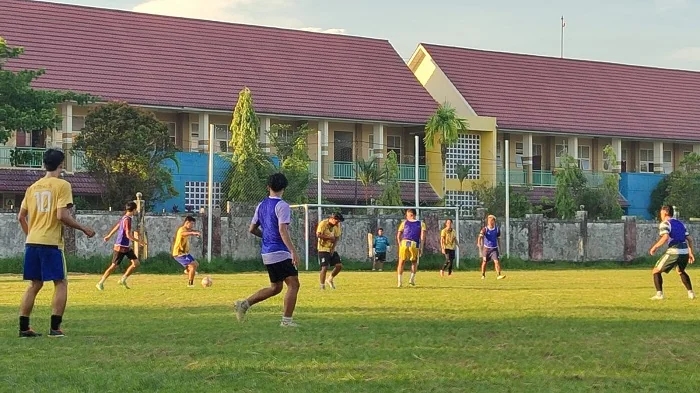 BERLATIH - Skuad Tim Sepakbola Persiwah Mempawah saat berlatih untuk persiapan menghadapi pertandingan Liga 4 Nasional pada bulan Mei 2026 mendatang