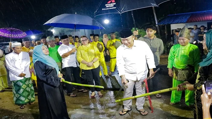 HUJAN - Ditengah Guyuran Hujan Bupati Ketapang Alexander Wilyo hadir pada Peringatan Maulid Nabi Muhammad SAW 1448 H sekaligus meresmikan Kantor Desa Sukabaru, Kecamatan Benua Kayong Minggu (27/9/2026)