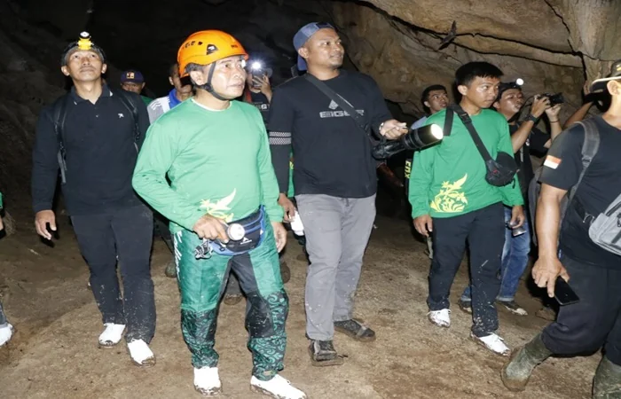 Gubernur Kaltara Dr. HC. H. Zainal Paliwang susuri goa karts batu putih Tanjung Palas Utara (Foto: Dinas Komunikasi, Informatika, Statistik dan Persandian)