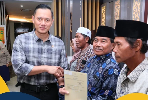 Menteri ATR/BPN Agus Harimurti Yudhoyono menyerahkan sertipikat tanah kepada warga Kubu Raya di Kalimantan Barat.