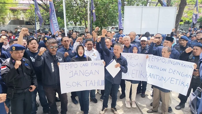 ORASI - Ketua Bapilu DPW Partai Nasdem Provinsi Kalbar Idris Maheru saat membacakan pernyataan sikap terkait isu marger Partai Nasdem dan Gerindra Rabu (15/4/2026)