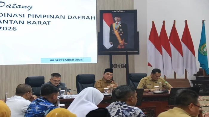 RAPAT - Gubernur Kalimantan Barat Ria Norsan saat memimpin rapat bersama Forkopimda di Balai Petitih, Kantor Gubernur Kalbar, Selasa (8/9/2026)