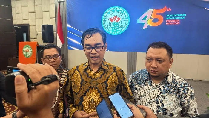 WAWANCARA - Ketua GAPKI Cabang Kalbar, Aris Supratman saat diwawancarai media pada acara HUT ke 45 GAPKI yang digelar di Hotel Mercure, Jumat (27/2/2026)