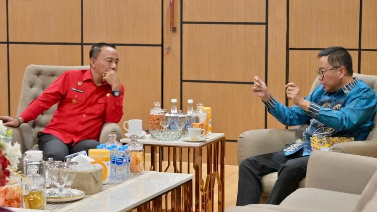Plt Sekda Kalteng Leonard S. Ampung bertemu Wakil Gubernur Kalbar Krisantus Kurniawan untuk membahas pembangunan jalan penghubung Jelai–Ketapang. Proyek ini diharapkan mempercepat konektivitas antarprovinsi dan mendorong pertumbuhan ekonomi.