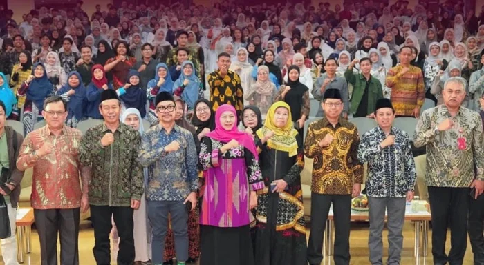 FOTO BERSAMA -Para Pembicara dan peserta Forum Ekonomi Regional Jawa 2026 saat melakukan sesi foto bersama. Agenda seminar yang diselenggarakan oleh Kabar Grup Indonesia bersama UIN Sunan Kalijaga Yogyakarta di Auditorium UIN Sunan Kalijaga pada Kamis (4/