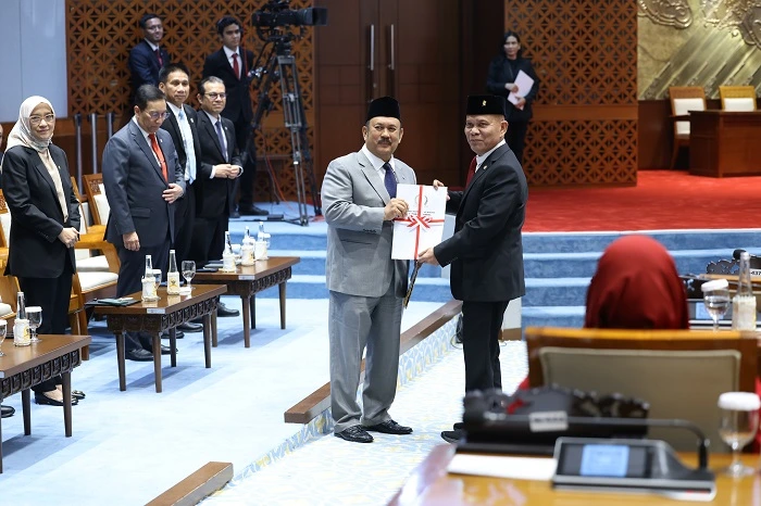 Wakil Ketua Badan Legislasi (Baleg) DPR RI Sturman Panjaitan saat menyerahkan berkas dalam Rapat Paripurna DPR RI, Selasa (6/10/2026). (Source Sekretariat DPR)