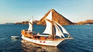 Kapal wisata Pinisi (Ilustrasi)