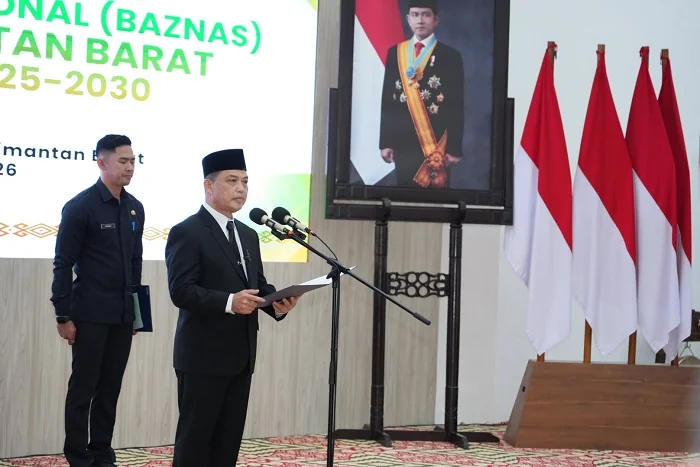 LANTIK - Gubernur Kalbar Ria Norsan saat melantik jajaran Anggota Baznas Kalbar periode 2026-2031 di Balai Petitih Gubernur Kalbar.