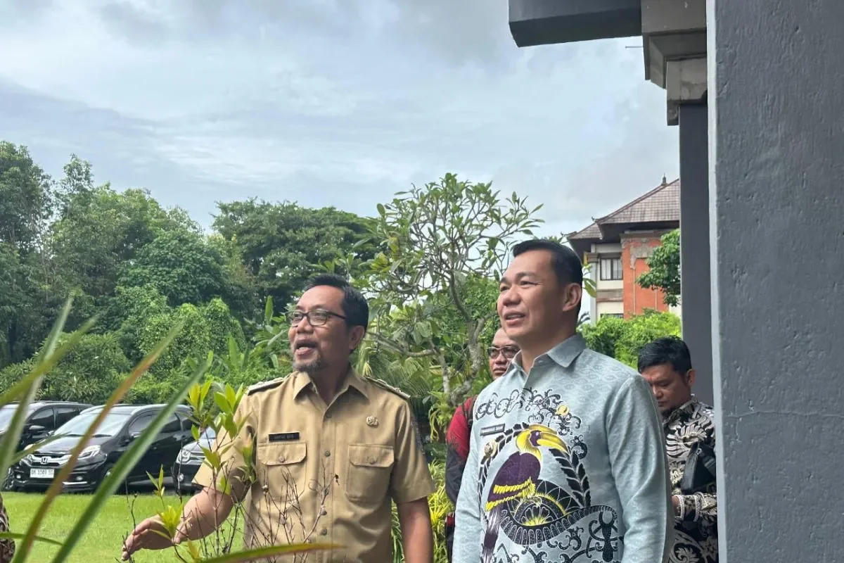 Bupati Kapuas Hulu bersama Pimpinan dan Anggota DPRD Kapuas Hulu beserta sejumlah pimpinan OPD melaksanakan kunjungan kerja ke Dinas Pemajuan Masyarakat Adat Provinsi Bali (ANTARA)
